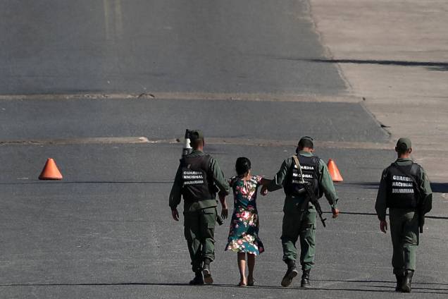 Mulher é carregada por militares venezuelanos na fronteira entre a Venezuela e o Brasil em Pacaraima, estado de Roraima - 22/02/2019 Mulher é carregada por militares venezuelanos na fronteira entre a Venezuela e o Brasil em Pacaraima, estado de Roraima - 22/02/2019