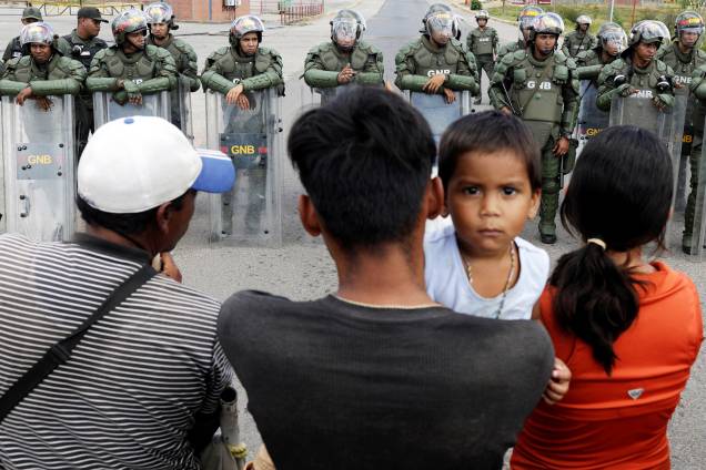 Pessoas aguardam para atravessar fronteira entre o Brasil e a Venezuela, na região de Pacaraima (RR), após o presidente venezuelano Nicolás Maduro determinar o fechamento da fronteira - 22/02/2019 Pessoas aguardam para atravessar fronteira entre o Brasil e a Venezuela, na região de Pacaraima (RR), após o presidente venezuelano Nicolás Maduro determinar o fechamento da fronteira - 22/02/2019
