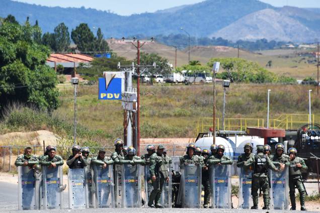 Membros da Guarda Nacional Bolivariana fazem patrulha na fronteira entre o Brasil e a Venezuela, na região de Pacaraima (RR) - 25/02/2019 Membros da Guarda Nacional Bolivariana fazem patrulha na fronteira entre o Brasil e a Venezuela, na região de Pacaraima (RR) - 25/02/2019
