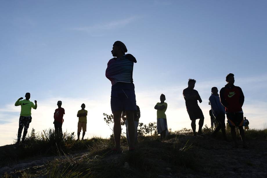 Venezuelanos são vistos na fronteira com o Brasil, na região de Pacaraima (RR) - 25/02/2019