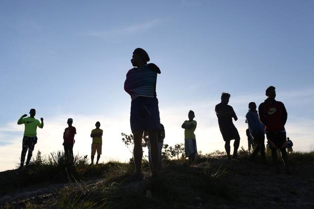 Venezuelanos são vistos na fronteira com o Brasil, na região de Pacaraima (RR) - 25/02/2019 Venezuelanos são vistos na fronteira com o Brasil, na região de Pacaraima (RR) - 25/02/2019