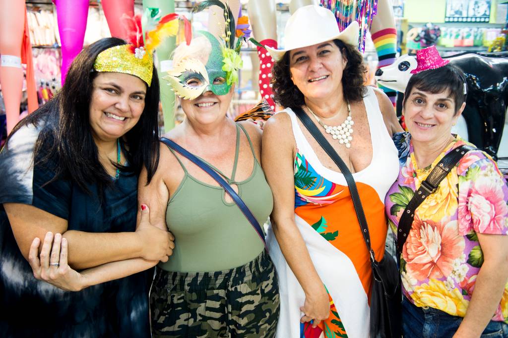 Vendas para o Carnaval na Rua 25 de Março Vendas para o Carnaval na Rua 25 de Março