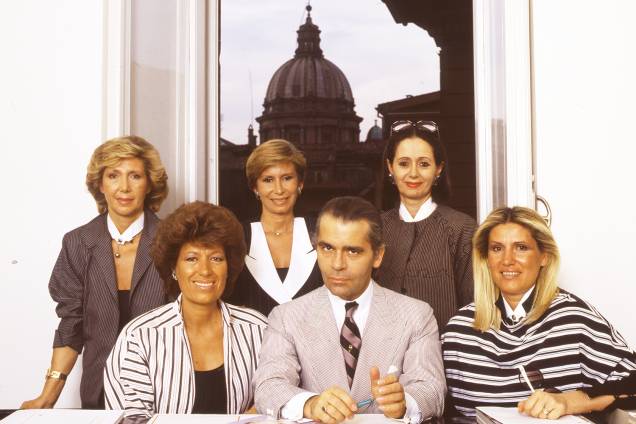 Diretor criativo Karl Lagerfeld com as cinco irmãs Fendi Carla, Alda, Franca, Anna e Paola - 18/04/1983 Diretor criativo Karl Lagerfeld com as cinco irmãs Fendi Carla, Alda, Franca, Anna e Paola - 18/04/1983