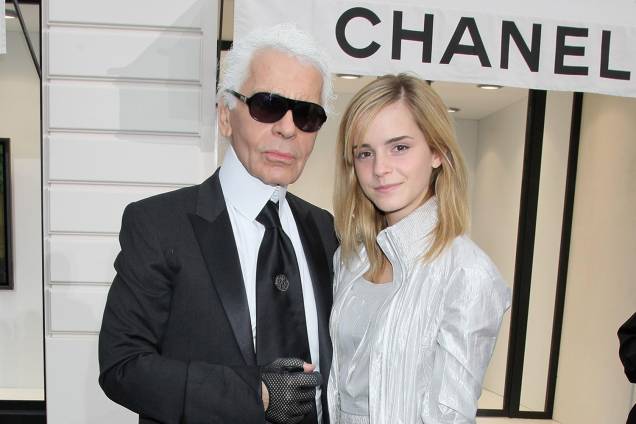 Karl Lagerfeld e Emma Watson durante o desfile de primavera-verão 2009 da Chanel no Paris Fashion Week na França - 03/10/2008 Karl Lagerfeld e Emma Watson durante o desfile de primavera-verão 2009 da Chanel no Paris Fashion Week na França - 03/10/2008
