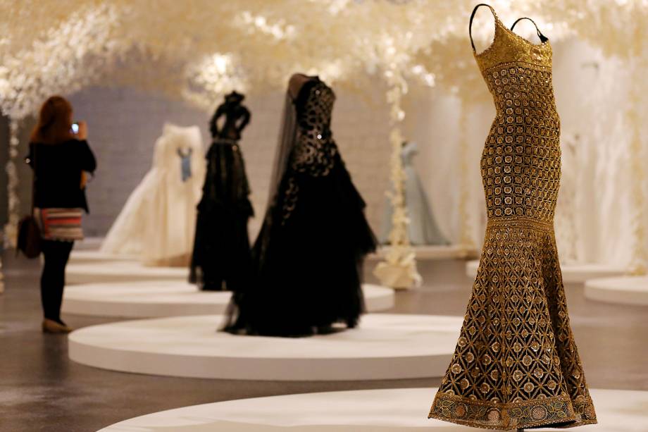 Designs de vestidos dos anos 90 feitos por Karl Lagerfeld em exposição no Bundeskunsthalle em Bonn, Alemanha - 25/03/2015