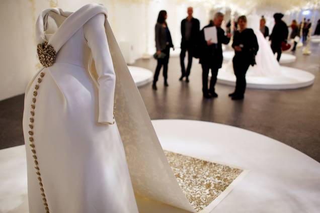 Design de vestido de noiva para gestante feito por Karl Lagerfeld em exposição no Bundeskunsthalle em Bonn, Alemanha - 25/03/2015 Design de vestido de noiva para gestante feito por Karl Lagerfeld em exposição no Bundeskunsthalle em Bonn, Alemanha - 25/03/2015