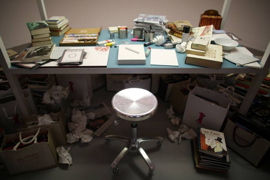 Recriação da mesa de trabalho de Karl Lagerfeld em exposição no Bundeskunsthalle em Bonn, Alemanha - 25/03/2015