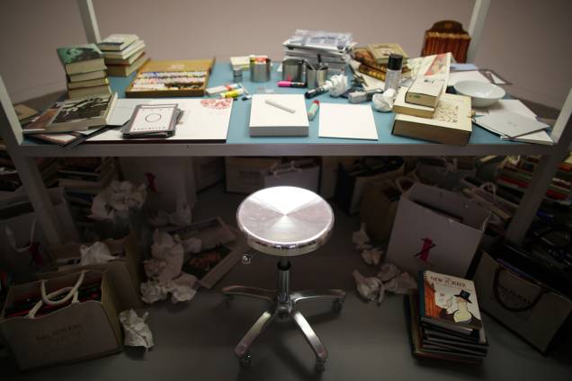 Recriação da mesa de trabalho de Karl Lagerfeld em exposição no Bundeskunsthalle em Bonn, Alemanha - 25/03/2015 Recriação da mesa de trabalho de Karl Lagerfeld em exposição no Bundeskunsthalle em Bonn, Alemanha - 25/03/2015
