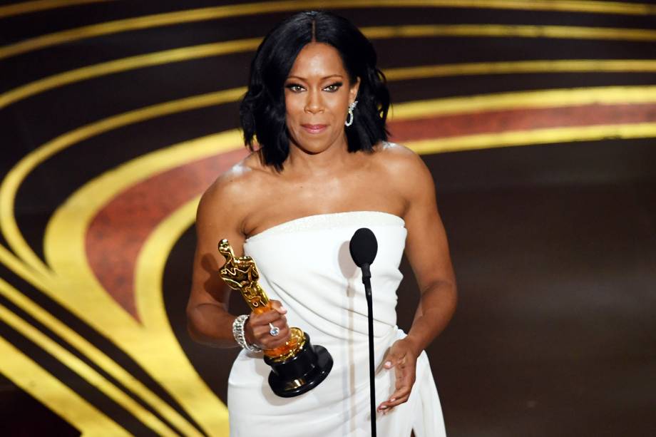 A atriz Regina King conquista o Oscar de melhor atriz coadjuvante, durante cerimônia de premiação realizada em Los Angeles - 24/02/2019