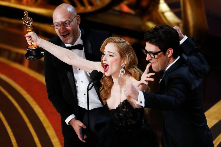 O produtor Guy Nattiv e a atriz Jaime Ray Newman recebem o Oscar de melhor curta-metragem por 'Skin', durante cerimônia de premiação realizada em Los Angeles - 24/02/2019