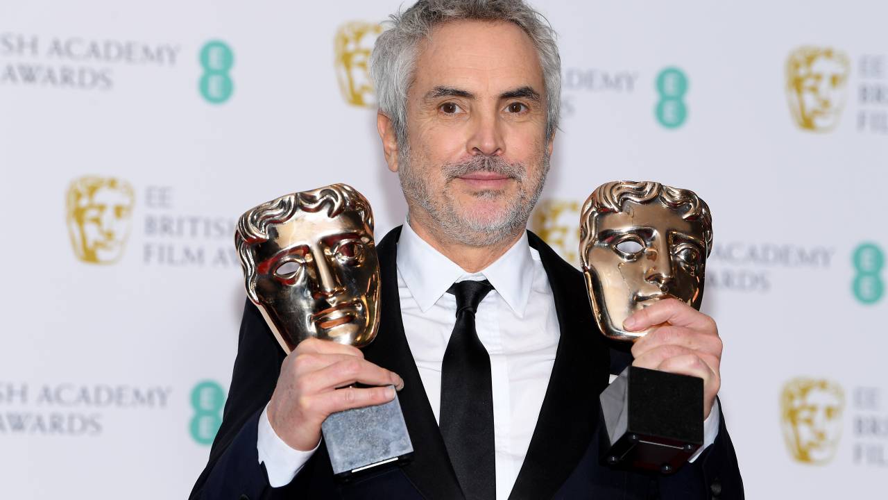Diretor Alfonso Cuaron posa com os prêmios do Bafta de melhor diretor e melhor filme por 'Roma".