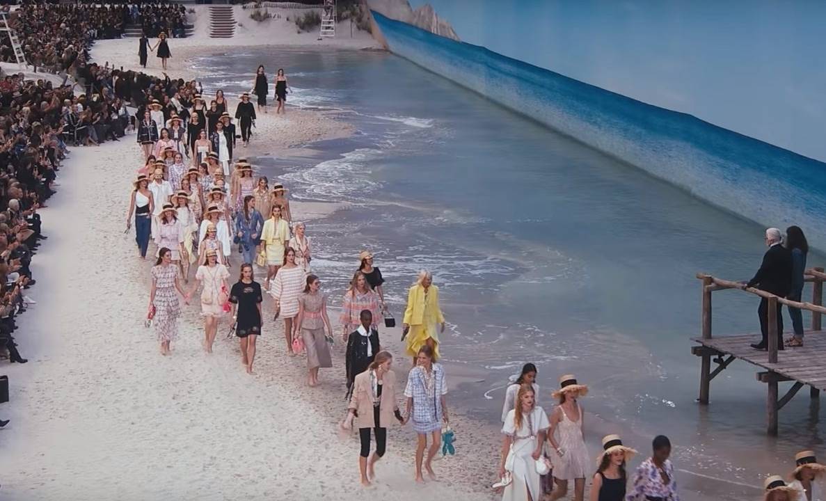 Num dos últimos desfiles organizados por Karl Lagerfeld, a Chanel montou uma praia dentro do Grand Palais em Paris