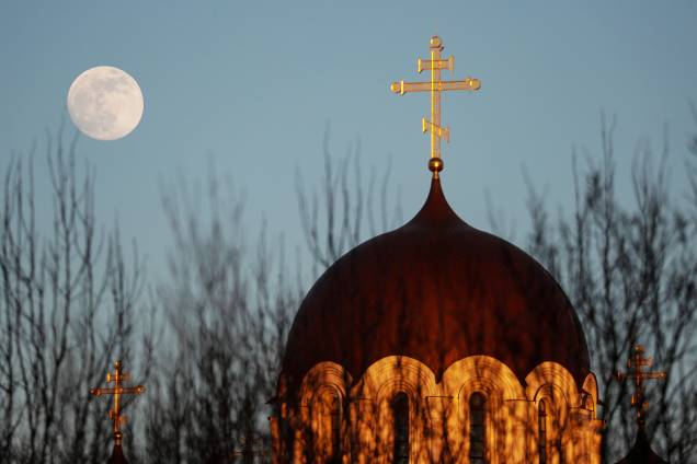 Superlua é vista sobre igreja ortodoxa em Minsk, na Bielorrússia - 18/02/2019 Superlua é vista sobre igreja ortodoxa em Minsk, na Bielorrússia - 18/02/2019