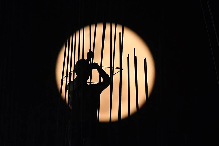 Superlua é fotografada próxima de prédio em construção em Calcutá, na Índia - 19/02/2019