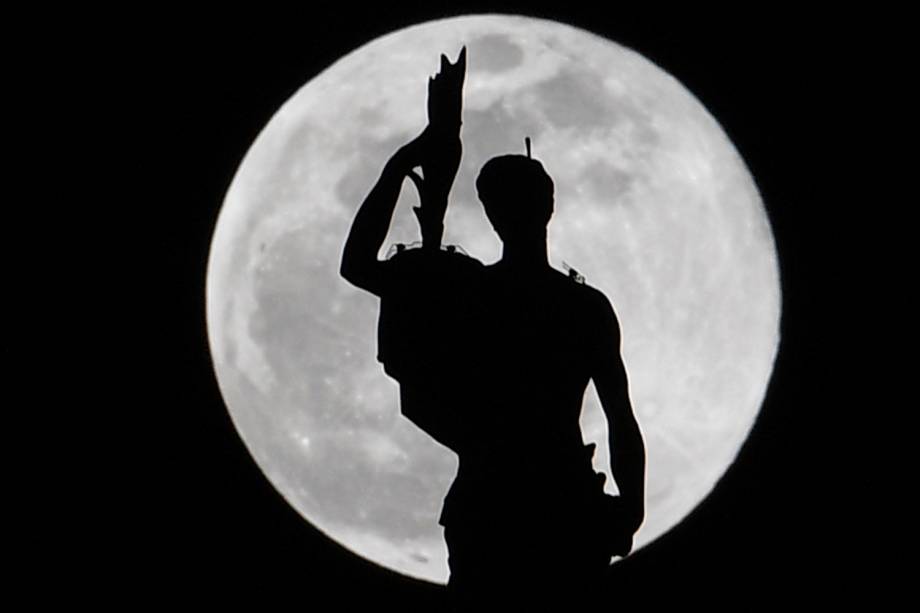 Superlua é fotografada sobre estátua localizada na Catedral de Milão, na Itália - 19/02/2019