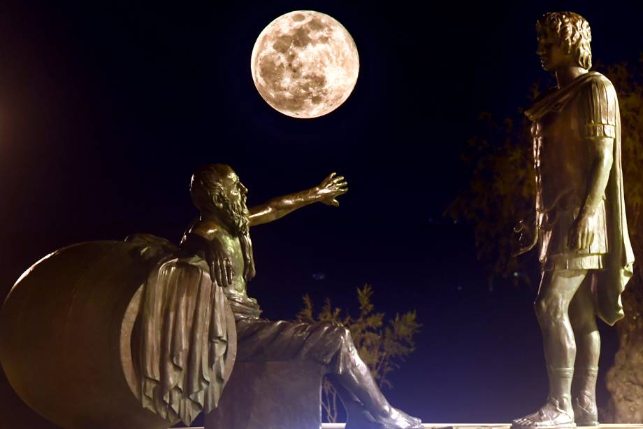 Superlua é vista entre as estátuas de Alexandre, o Grande (dir) e Diógenes de Sinope (esq), na cidade de Corinto, localizada a 83 quilômetros de Atenas, na Grécia - 19/02/2019