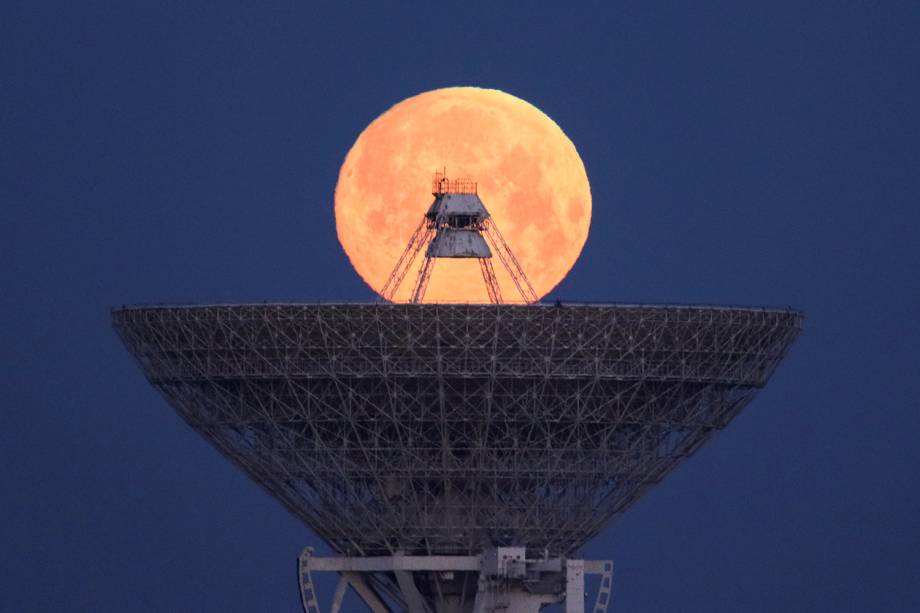 Lua é fotografada entre um radiotelescópio, no vilarejo de Molochnoye, localizado na Crimeia - 19/02/2019