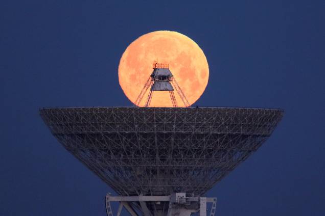 Lua é fotografada entre um radiotelescópio, no vilarejo de Molochnoye, localizado na Crimeia - 19/02/2019 Lua é fotografada entre um radiotelescópio, no vilarejo de Molochnoye, localizado na Crimeia - 19/02/2019