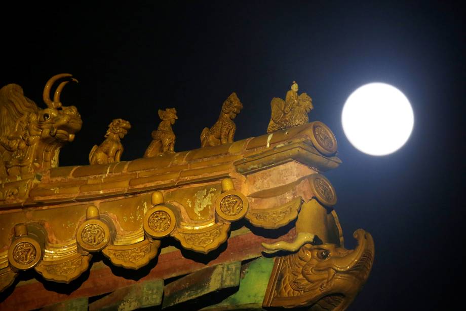 Decoração em telhado é vista próximo de superlua, em Pequim, capital da China - 19/02/2019