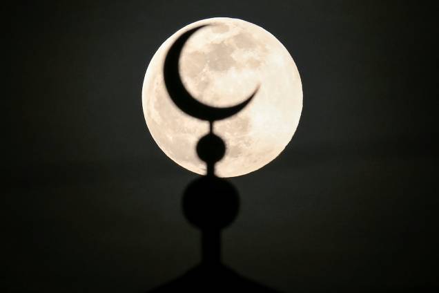 Superlua é vista atrás de mesquita localizada em Almaty, no Cazaquistão - 19/02/2019 Superlua é vista atrás de mesquita localizada em Almaty, no Cazaquistão - 19/02/2019