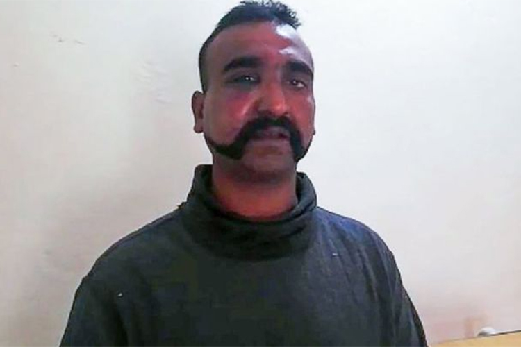 Paquistão diz que vai libertar piloto indiano capturado: ‘Gesto de paz’