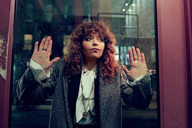 SERIADO-RUSSIAN-DOLL A LEI DO ETERNO RETORNO - Nadia (Natasha Lyonne), de Boneca Russa: o ciclo sem fim de morte e ressurreição é uma metáfora da prisão do vício vivida por sua intérprete