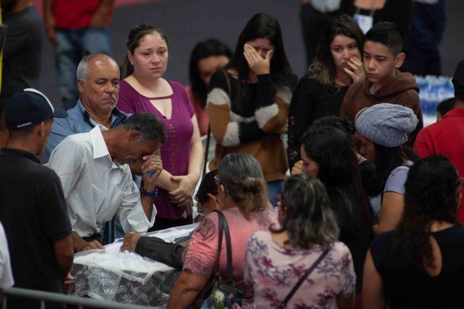 Familiares do adolescente Claiton Antônio Ribeiro se emocionam durante o velório das vítimas do massacre da Escola Estadual Raul Brasil em Suzano (SP) - 14/03/2019