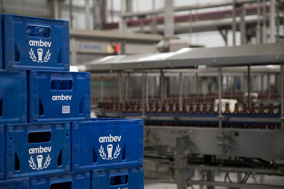 Linha de produção de fábrica da Ambev em Jaguariúna, em São Paulo