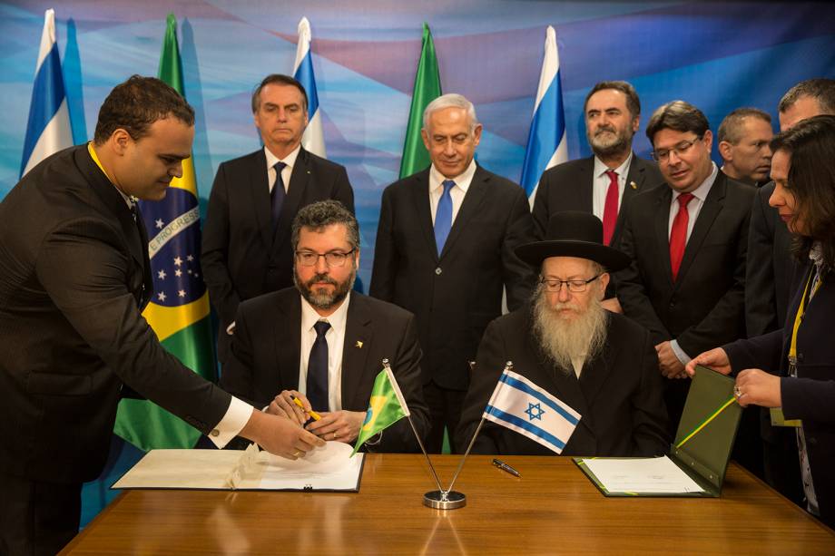 Jair Bolsonaro e Benjamin Netanyahu assistem à assinatura de acordos bilaterais no escritório de Netanyahu em Jerusalém - 31/03/2019