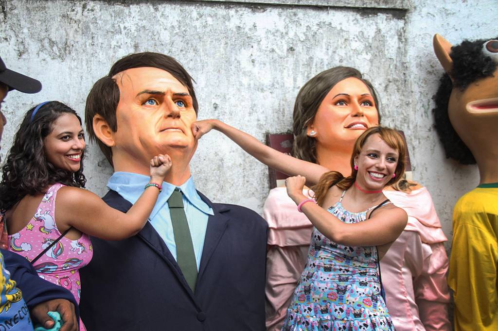 Bonecos de Jair e Michele Bolsonaro Bonecos de Jair e Michele Bolsonaro