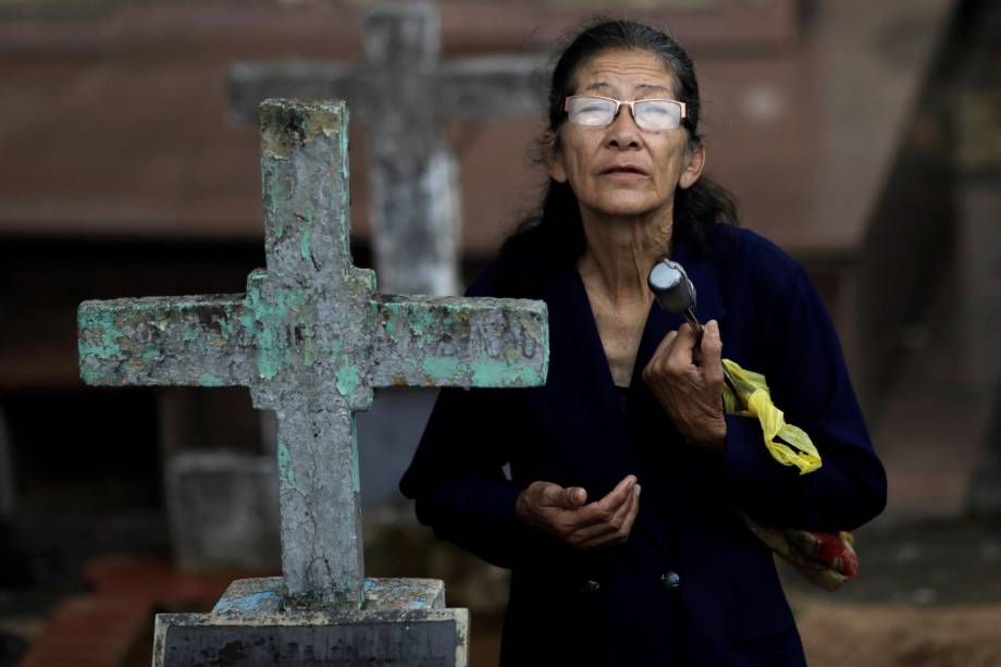 Mulher faz oração durante o funeral  das vítimas do tiroteio na Escola Raul Brasil, em Suzano (SP) - 14/03/2019