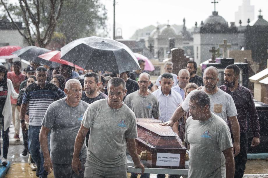 Sepultamento do jovem Kaio Lucas da Costa Limeira, 17, (uma das vitimas do massacre na escola Raul Brasil),  no Cemitério São Sebastião, em Suzano (SP) - 14/03/2019