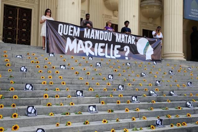 Ato Amanhecer por Marielle e Anderson na escadaria da Assembleia Legislativa do Rio de Janeiro (Alerj) marca um ano da morte da vereadora Marielle Franco e seu motorista Anderson Gomes - 14/03/2019 Ato Amanhecer por Marielle e Anderson na escadaria da Assembleia Legislativa do Rio de Janeiro (Alerj) marca um ano da morte da vereadora Marielle Franco e seu motorista Anderson Gomes - 14/03/2019