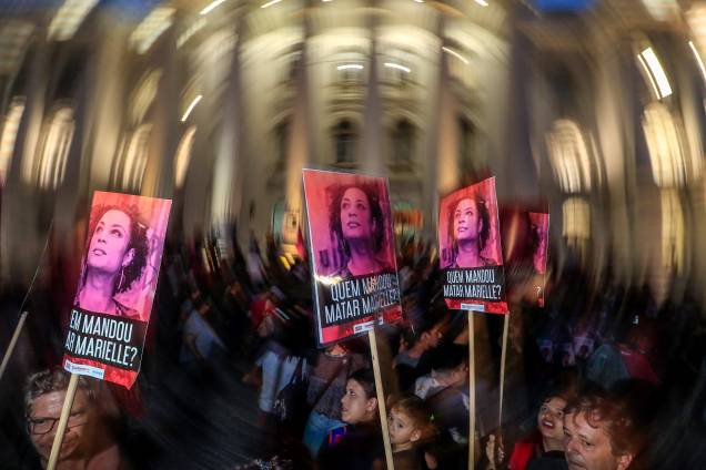 Manifestantes fazem vigília na praça Santos Andrade, em Curitiba, em memória da vereadora carioca Marielle Franco e do motorista Anderson Gomes um ano após o assassinato dos dois - 14/03/2019 Manifestantes fazem vigília na praça Santos Andrade, em Curitiba, em memória da vereadora carioca Marielle Franco e do motorista Anderson Gomes um ano após o assassinato dos dois - 14/03/2019