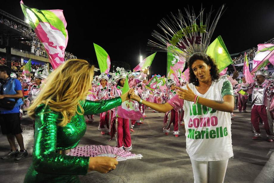 Mônica Benício, viúva de Marielle Franco, participa do desfile da Mangueira no segundo dia de desfile na Marquês de Sapucaí - 05/03/2019