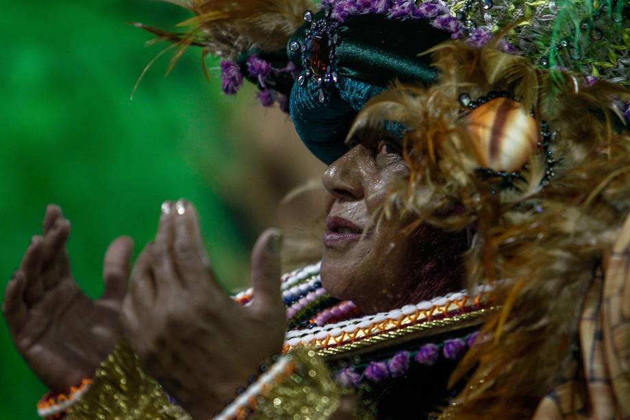 Componente da escola de samba Mancha Verde durante desfile no Sambódromo de São Paulo - 01/03/2019