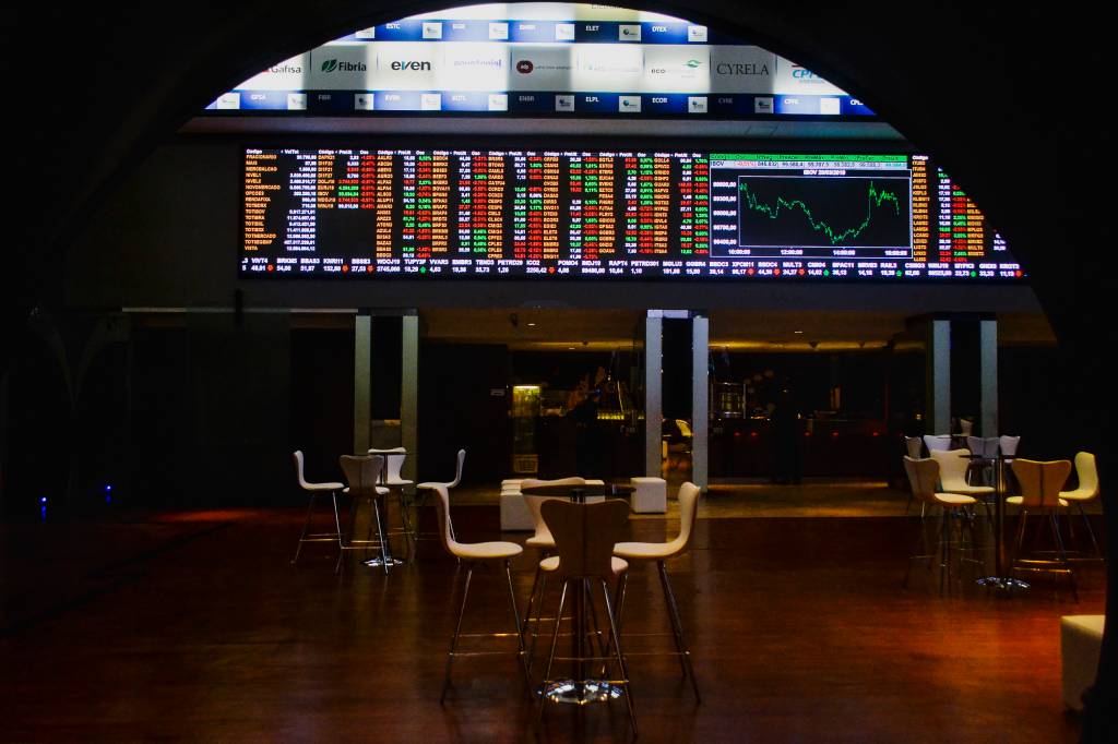 Ibovespa opera em queda, após abrir sem força, e dólar recua para R$ 5,32