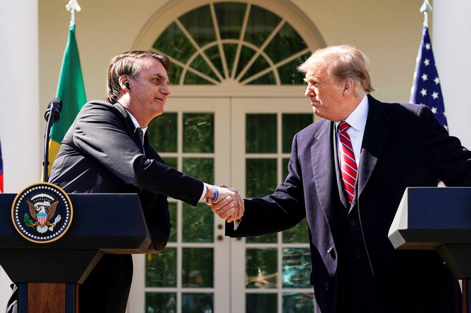 O presidente americano Donald Trump e o presidente do Brasil, Jair Bolsonaro, se cumprimentam antes de  entrevista no jardim da Casa Branca - 19/03/2019