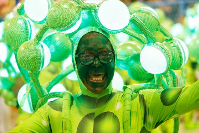 Componente da escola de samba Império Serrano, durante desfile no Sambódromo da Marquês de Sapucaí, no Rio de Janeiro (RJ) - 03/03/2019 Componente da escola de samba Império Serrano, durante desfile no Sambódromo da Marquês de Sapucaí, no Rio de Janeiro (RJ) - 03/03/2019