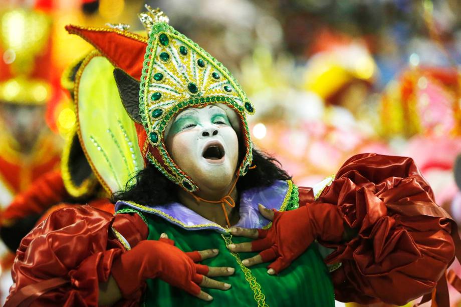 Componente da escola de samba Unidos do Viradouro durante desfile no Sambódromo da Marquês de Sapicaí - 03/03/2019