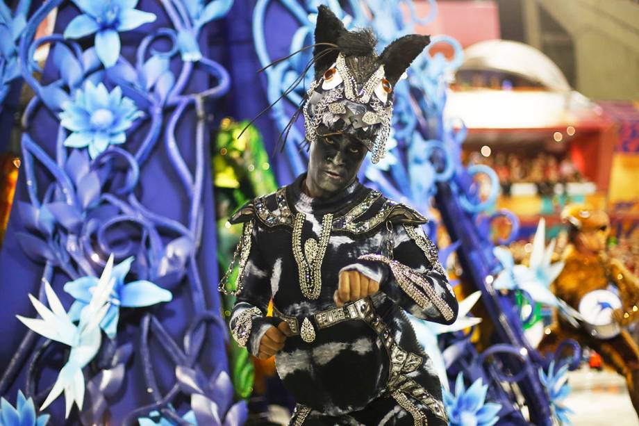 Com o enredo 'Quem não viu vai ver...As fábulas do Beija-flor', a escola de samba Beija-Flor de Nilópolis é a quinta a desfilar no Sambódromo da Marquês de Sapucaí - 04/03/2019