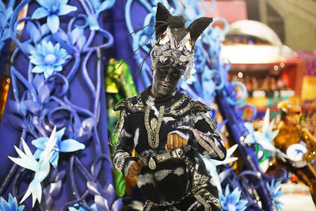 Com o enredo 'Quem não viu vai ver...As fábulas do Beija-flor', a escola de samba Beija-Flor de Nilópolis é a quinta a desfilar no Sambódromo da Marquês de Sapucaí - 04/03/2019 Com o enredo 'Quem não viu vai ver...As fábulas do Beija-flor', a escola de samba Beija-Flor de Nilópolis é a quinta a desfilar no Sambódromo da Marquês de Sapucaí - 04/03/2019