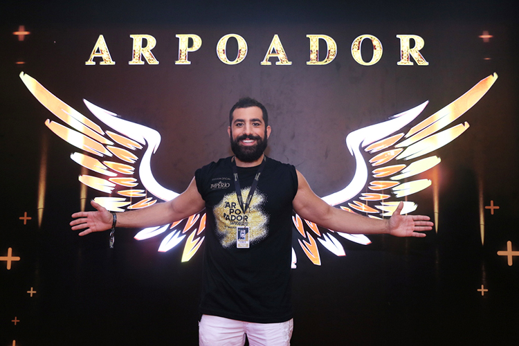 O ex-BBB Kaysar posa para foto em camarote no Sambódromo da Marquês de Sapucaí - 03/03/2019