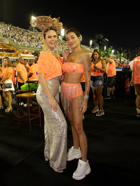 Ana Paula Renault e Gabi Prado posam para foto em camarote localizado no Sambódromo da Marquês de Sapucaí - 03/03/2019