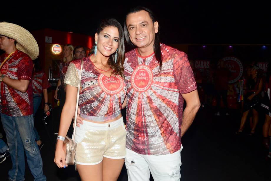 O cantor Frank Aguiar e a esposa Carol Santos posam para foto em camarote no Sambódromo do Anhembi, em São Paulo (SP) - 01/03/2019