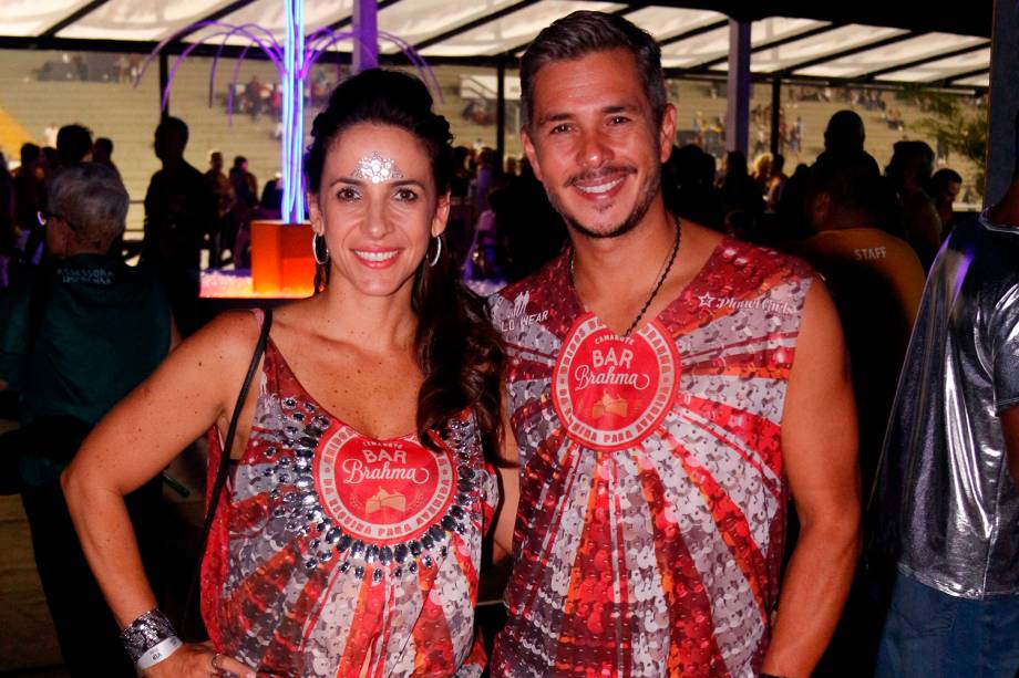 O jornalista Ivan Moré e esposa posam para foto em camarote no Sambódromo do Anhembi, em São Paulo (SP) - 01/03/2019