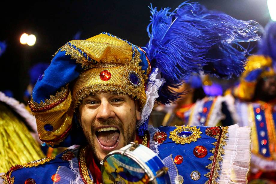 Componente da escola de samba Águia de Ouro durante desfile no Sambódromo do Anhembi, em São Paulo (SP) - 02/03/2019