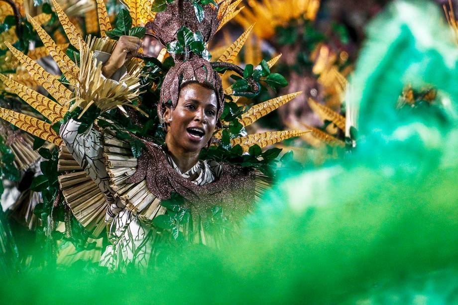 Com o enredo 'Ayakamaé - As águas sagradas do sol e da lua', a escola de samba Mocidade Alegre desfila no Sambódromo do Anhembi, em São Paulo (SP) - 03/03/2019