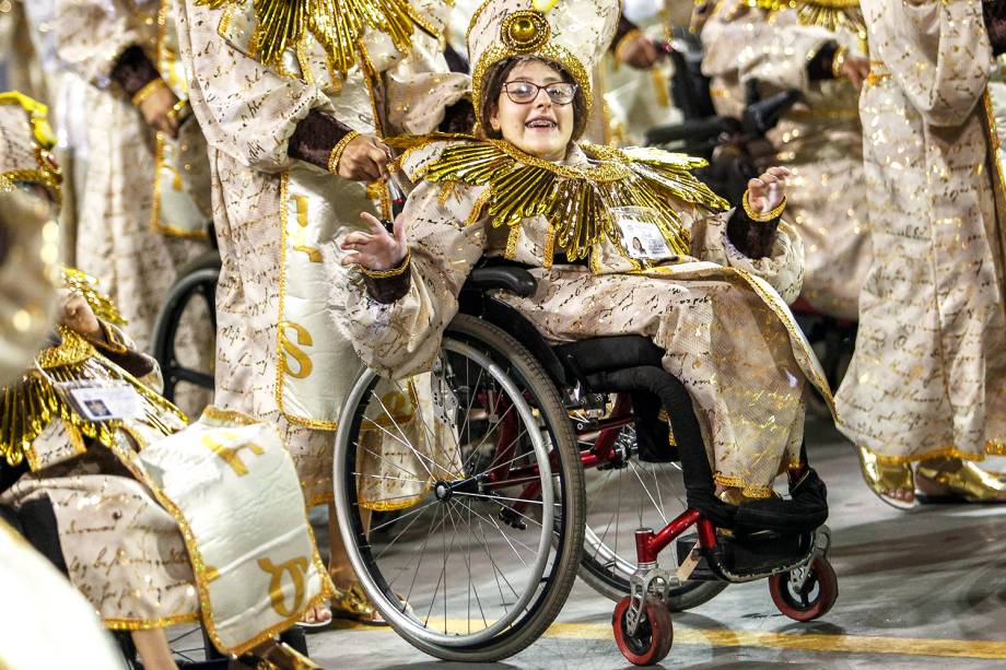 Componente da escola de samba Rosas de Ouro, durante desfile no Sambódromo do Anhembi - 03/03/2019