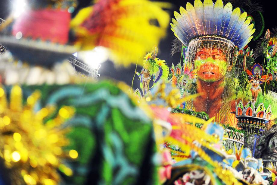 Com o enredo 'Em nome do pai, do filho e dos santos, a Vila canta a cidade de Pedro', a escola de samba Unidos de Vila Isabel desfila na Marquês de Sapucaí - 04/03/2019